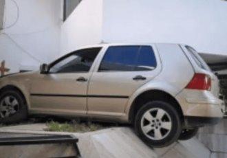 Joven manejaba borracho y choca contra estación de policía; nadie se explica como llegó el auto ahí.