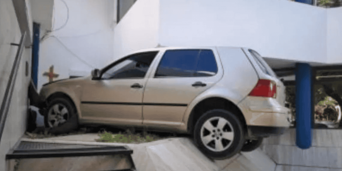 Joven manejaba borracho y choca contra estación de policía; nadie se explica como llegó el auto ahí.