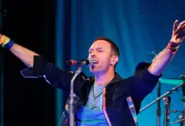 Chris Martin, vocalista de Coldplay, sufre aparatosa caída durante concierto en Australia