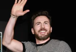 Chris Evans ha sorprendido en su paso por la alfombra roja.