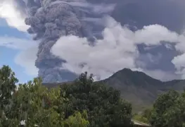 Erupciona volcán por segunda vez en la semana; van 9 muertos en Indonesia | VIDEO