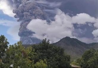 Erupciona volcán por segunda vez en la semana; van 9 muertos en Indonesia | VIDEO