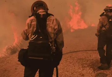 Autoridades del sur de California luchan por controlar el incendio Mountain
