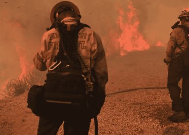 Autoridades del sur de California luchan por controlar el incendio Mountain