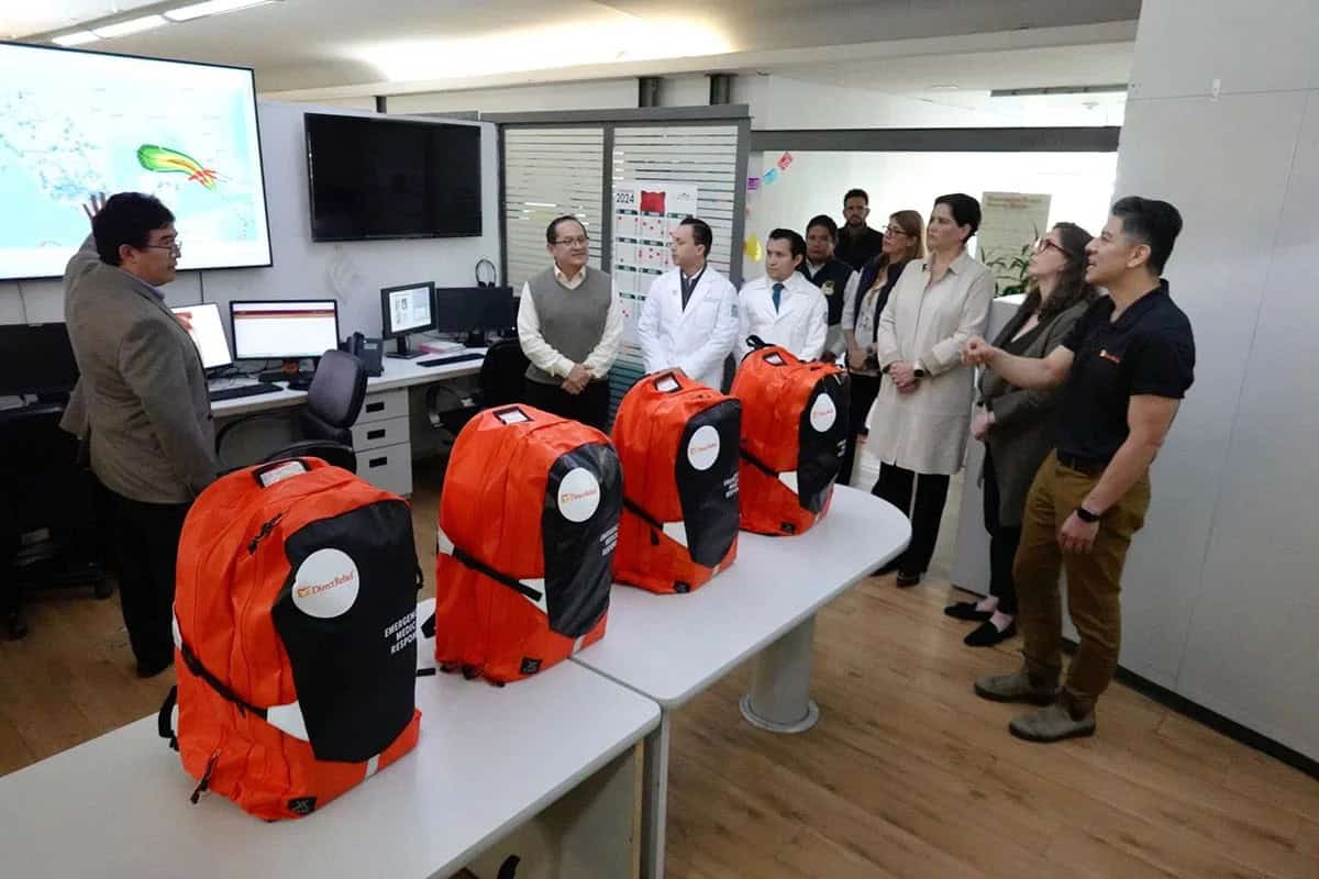 Recibe IMSS mochilas tácticas para atención en desastres y emergencias