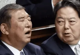 Se duerme primer ministro japonés durante sesión donde fue reelegido | VIDEO