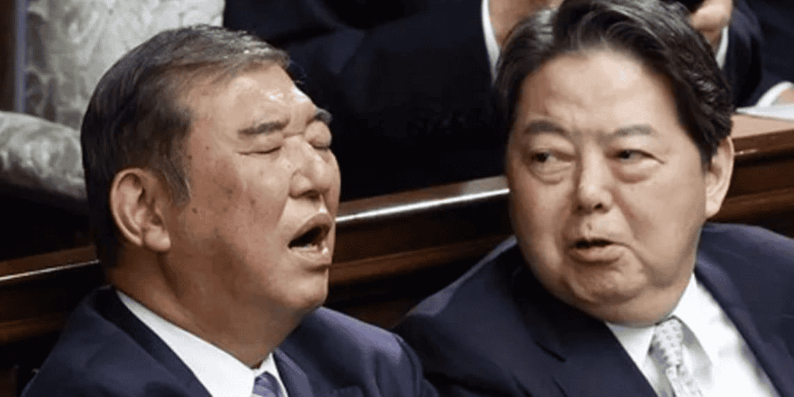 Se duerme primer ministro japonés durante sesión donde fue reelegido | VIDEO