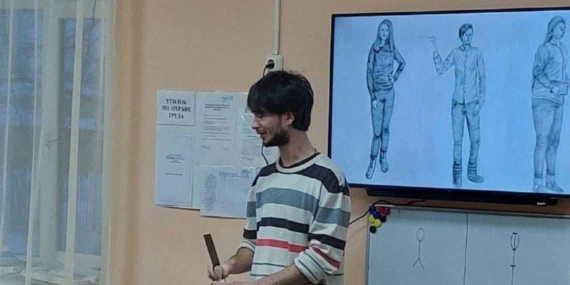 Encarcelan 20 años a profesor por dibujar cuernitos en fotos de autoridades