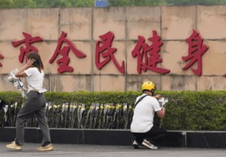 Habitantes del sur de China lloran los 35 muertos de un atropello en centro deportivo