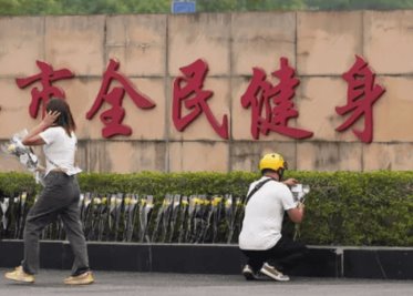 Habitantes del sur de China lloran los 35 muertos de un atropello en centro deportivo