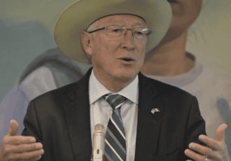 Ken Salazar arremete contra AMLO