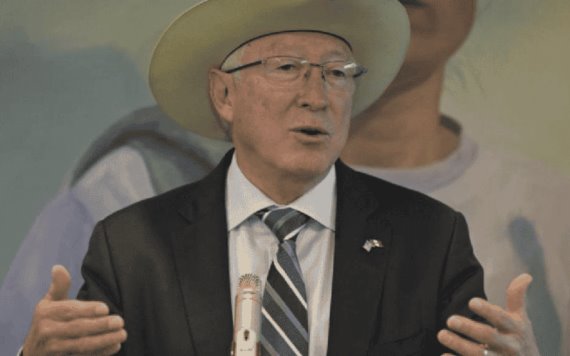 Ken Salazar arremete contra AMLO