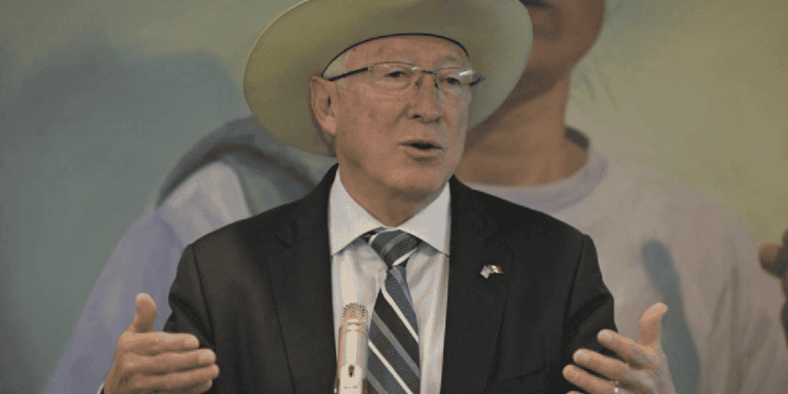 Ken Salazar arremete contra AMLO