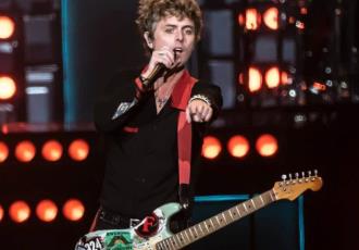 Green Day salvan a fan y sube a cantar a otra en una noche mágica de Corona Capital