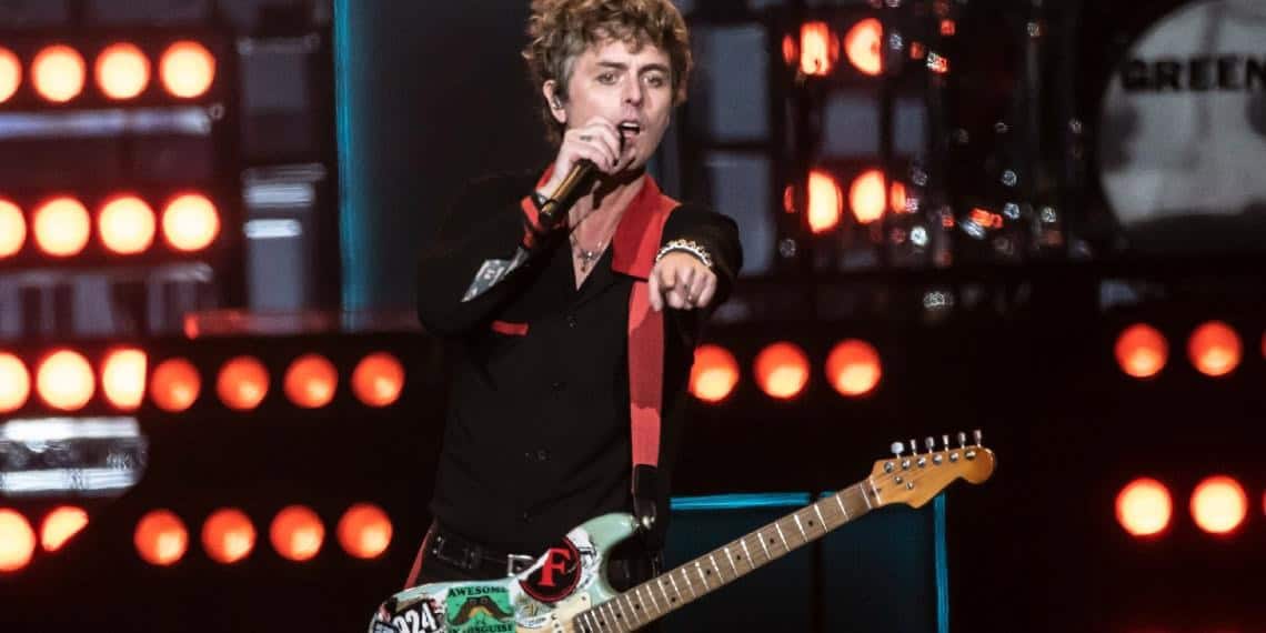 Green Day salvan a fan y sube a cantar a otra en una noche mágica de Corona Capital