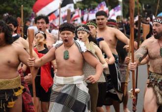 Con una marcha y un haka masivo, los maoríes se levantan contra un proyecto libertario en Nueva Zelanda