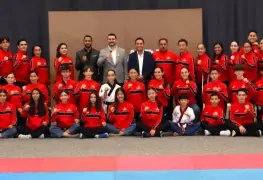 El taekwondoín tabasqueño Isaac Lobato junto a la Selección Mexicana fueron abanderados