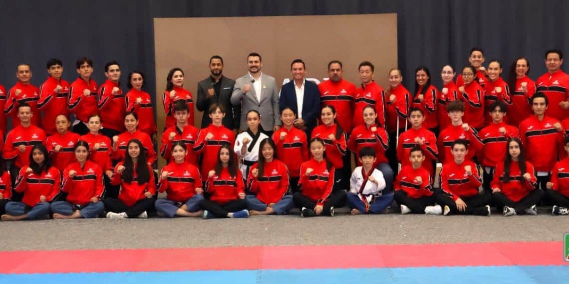 El taekwondoín tabasqueño Isaac Lobato junto a la Selección Mexicana fueron abanderados