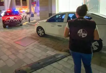 Se registra un violento enfrentamiento entre taxista y conductor de Uber en Cancún.
