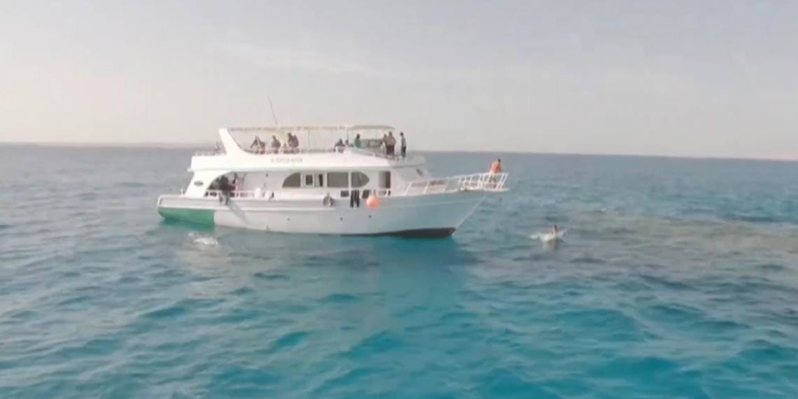 Barco de turistas se estrella en Egipto y naufraga