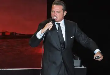 Por fallas de audio Luis Miguel se molesta en pleno concierto