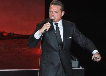 Por fallas de audio Luis Miguel se molesta en pleno concierto