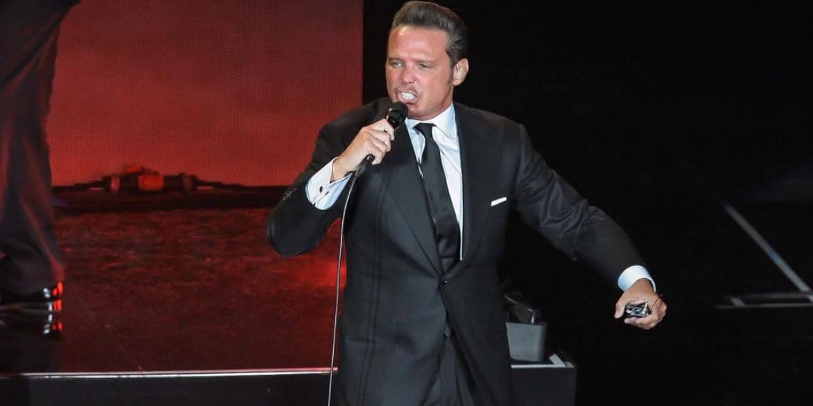 Por fallas de audio Luis Miguel se molesta en pleno concierto