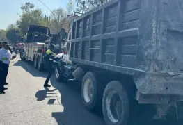 Chofer de volteo pasa por alto el cierre de la carretera y es detenido por las autoridades.