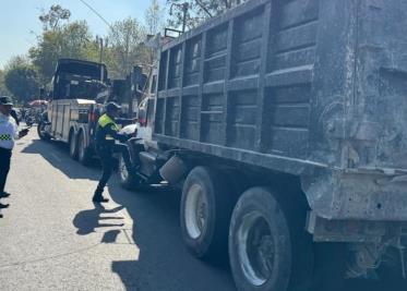 Chofer de volteo pasa por alto el cierre de la carretera y es detenido por las autoridades.