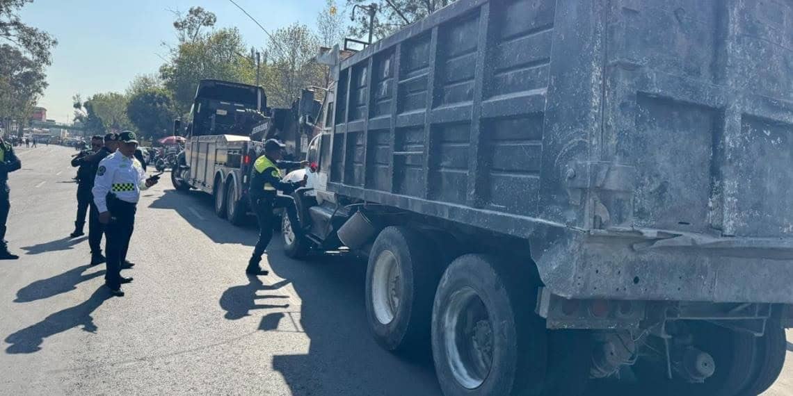 Chofer de volteo pasa por alto el cierre de la carretera y es detenido por las autoridades.