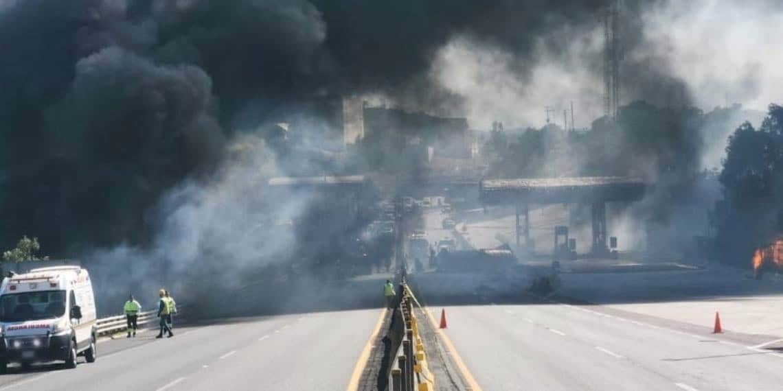 En Atizapán, una pipa de Pemex impacta y explota en la caseta de la Chamapa-Lechería.