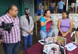 Luchadores participaron en una sala de lectura en el mercado, conocido como el mercado de la sierra.