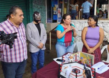 Luchadores participaron en una sala de lectura en el mercado, conocido como el mercado de la sierra.