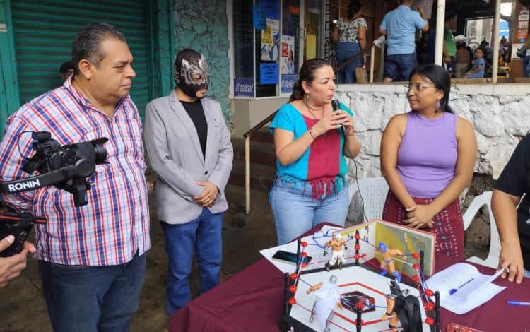 Luchadores participaron en una sala de lectura en el mercado, conocido como el mercado de la sierra.