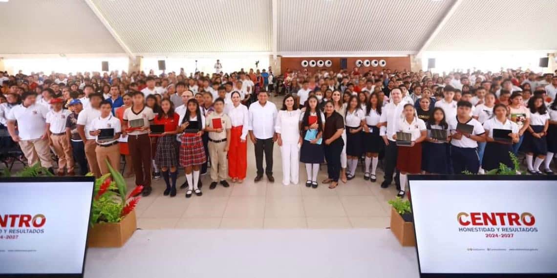 Entregan Javier May y Yolanda Osuna tabletas digitales a estudiantes de telesecundarias