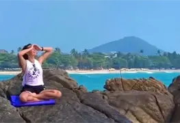 En Tailandia, una actriz trata de hacer yoga en una piedra y fallece al ser arrastrada por una ola.