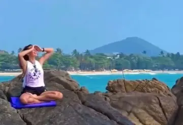 En Tailandia, una actriz trata de hacer yoga en una piedra y fallece al ser arrastrada por una ola.