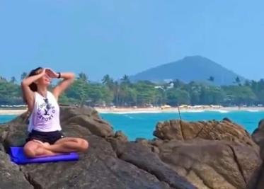 En Tailandia, una actriz trata de hacer yoga en una piedra y fallece al ser arrastrada por una ola.