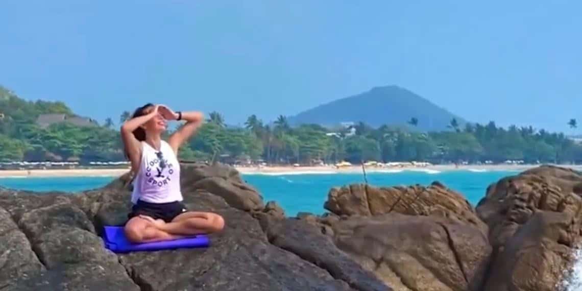 En Tailandia, una actriz trata de hacer yoga en una piedra y fallece al ser arrastrada por una ola.