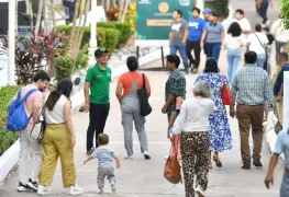 Inmortalizan en la Quinta Grijalva el más bello recuerdo de XV Años"; el pueblo hace suyo el nuevo Centro Cultural