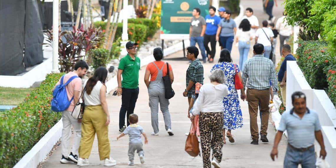 Inmortalizan en la Quinta Grijalva el más bello recuerdo de XV Años"; el pueblo hace suyo el nuevo Centro Cultural