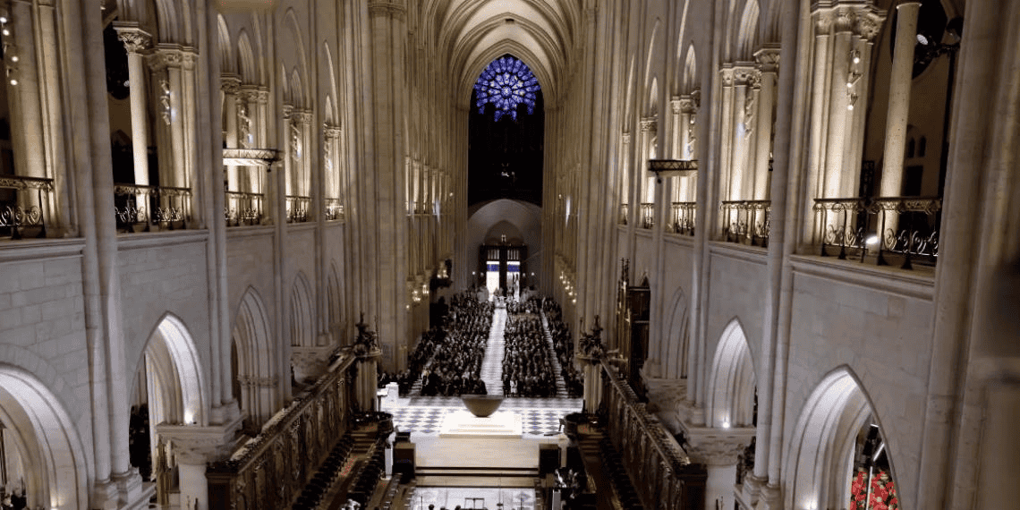 Las puertas de Notre Dame se abren y París recupera su catedral