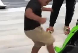 Niño Recibe Regalo y Padre Pierde los Estribos