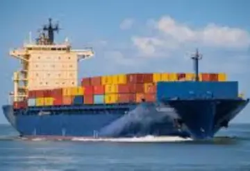 El malecón de Veracruz fue impactado por un barco de carga debido a fuertes vientos.
