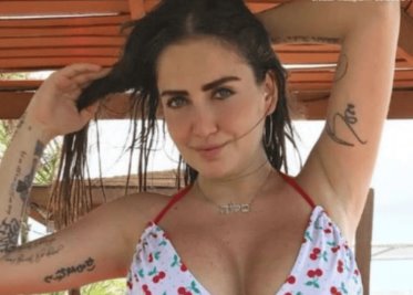 Celia Lora viraliza en redes sexy con postal navideña