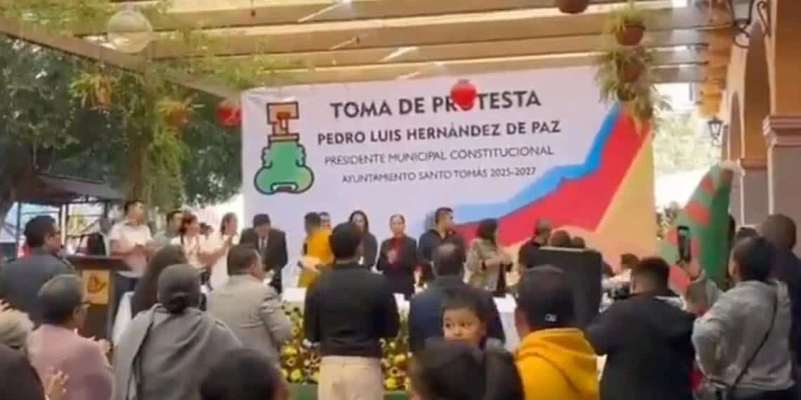 El alcalde de Santo Tomás de los Plátanos toma protesta y huye de las autoridades del Edomex.