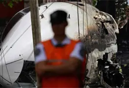 Un avi&oacute;n se sali&oacute; de pista de aterrizaje y se estrello contra unas casas en Argentina