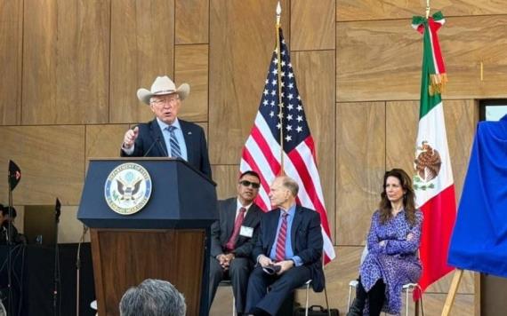 El embajador Ken Salazar sostiene que las comunidades de México y EE.UU. deben vivir sin temor.