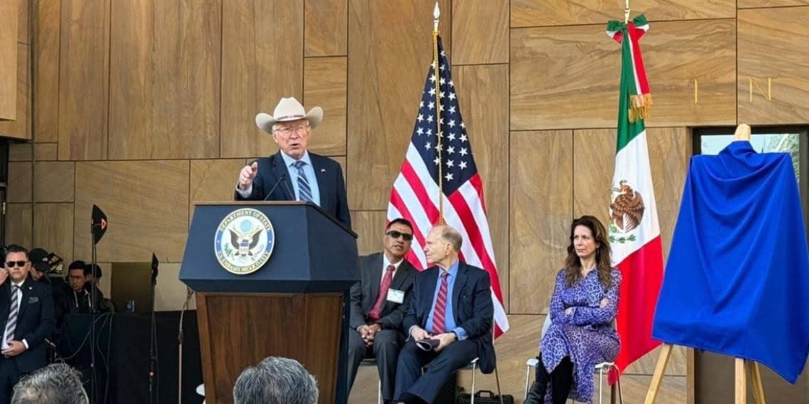 El embajador Ken Salazar sostiene que las comunidades de México y EE.UU. 