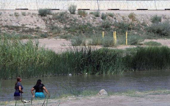 Agentes de la GN de Texas dispararon a migrantes en la frontera con México con bolas de pimienta.